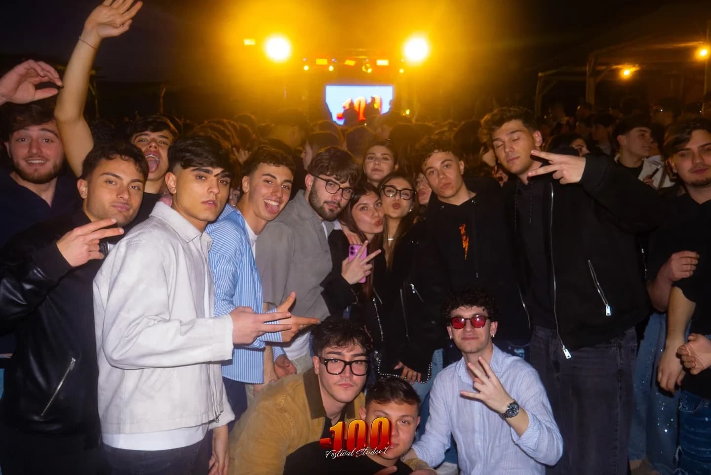 Ragazzi sotto il palco illuminato durante la serata.