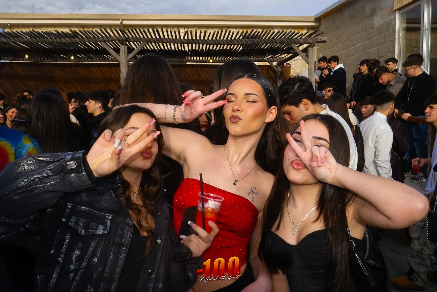 Tre ragazze ballano davanti alla consolle.