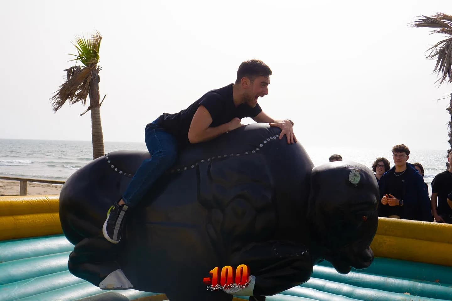 Un ragazzo cavalca il toro meccanico gonfiabile.