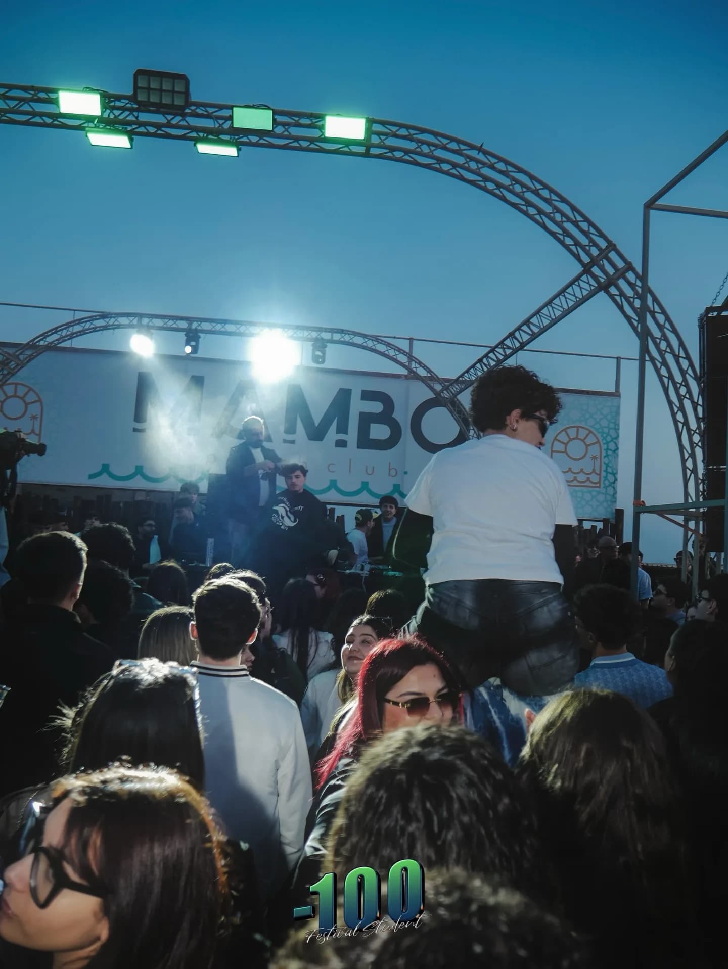 Il pubblico davanti al palco del Mambo Beach Club, con le luci accese.