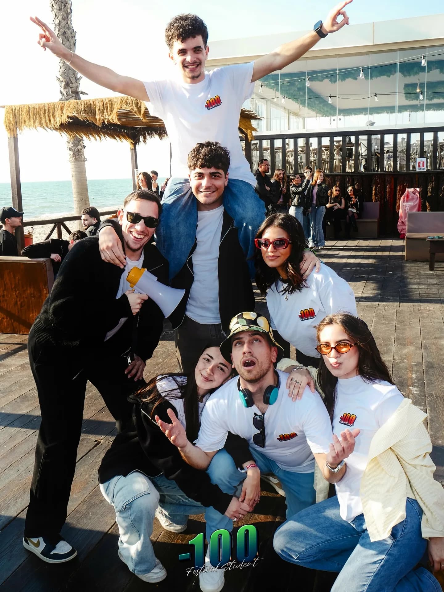 Il gruppo del Maturando in Crisi in spiaggia con le magliette del -100 Festival Student